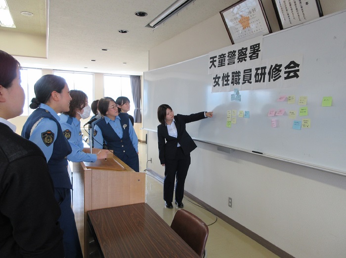 女性警察官